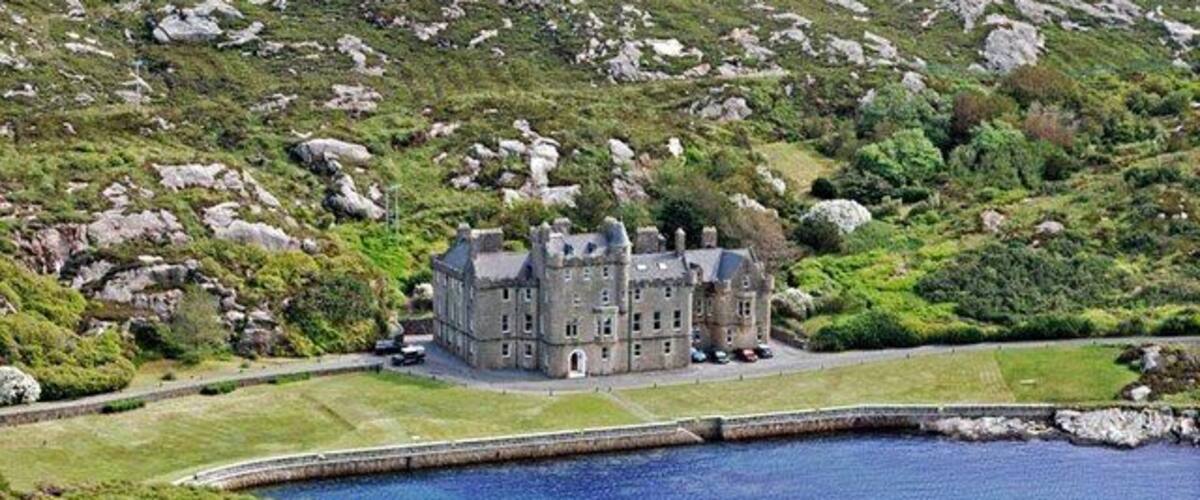 Amhuinnsuidhe Castle Amhuinnsuidhe Castle dates from 1868. Built by architect David Bryce in the Scottish Baronial style for Charles Murray, the 7th Earl of Dunmore. This is a fine country house and looks out into Loch Leosavay, an opening in West Loch Tarbert. The castle and estate passed through the hands of Lord Leverhulme, the Scott family and Sir Thomas Sopwith, the aircraft-manufacturing tycoon, its also been owned by the Bulmer (cider) family. The castle was separated from much of its North Harris estate following a buy-out by the local community in 2002. It's now used for sporting events and corporate entertaining