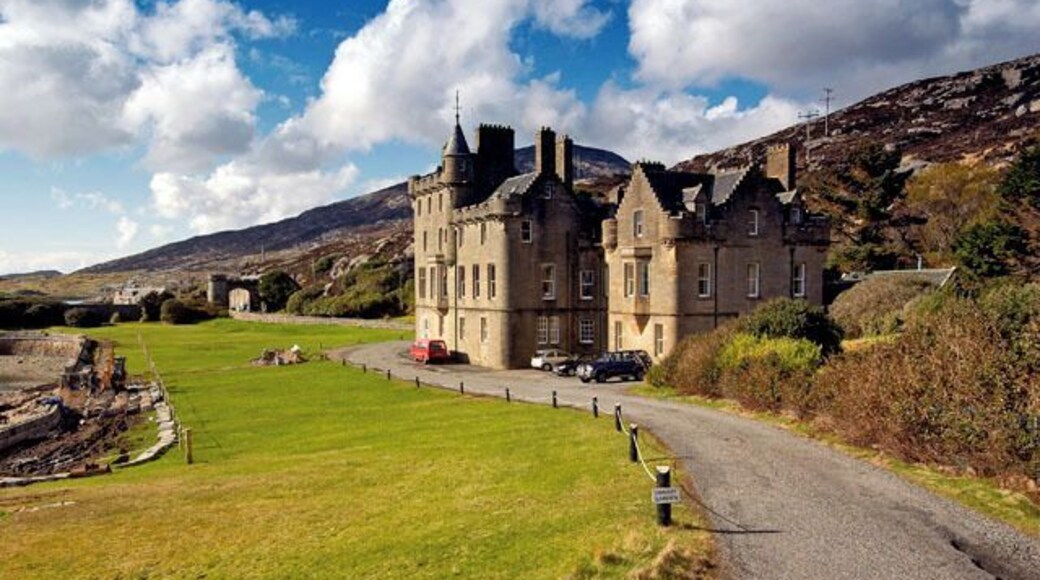 Amhuinsuidhe Castle near to Amhainn Suidhe, Na h-Eileanan an Iar, Great Britain. The B887 road runs right through the grounds in front of the house and out through the gateway in the distance. The house was built in 1865 for the 7th Earl of Dunmore, the then owner of the Isle of Harris.