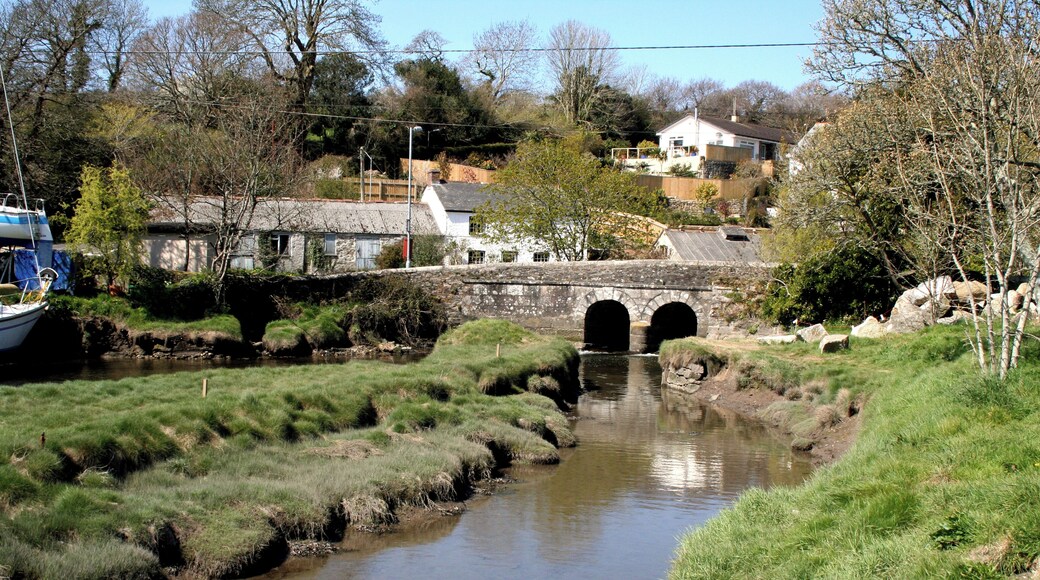 Gweek: Bridge over the creek, near to Gweek, Cornwall, Great Britain. This is just about at the tidal limit here. The bridge carries the unclassified, but important, road from Helston and the Lizard to Falmouth, via Gweek.