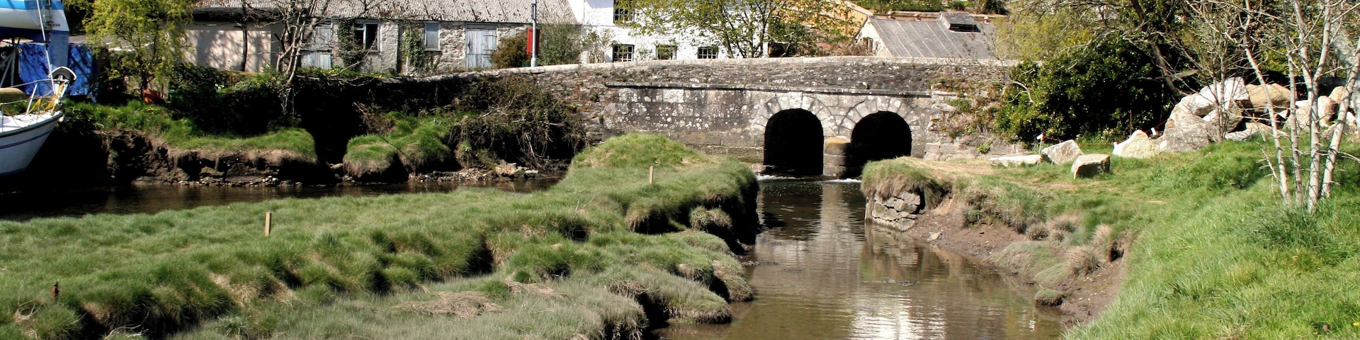 Gweek: Bridge over the creek, near to Gweek, Cornwall, Great Britain. This is just about at the tidal limit here. The bridge carries the unclassified, but important, road from Helston and the Lizard to Falmouth, via Gweek.