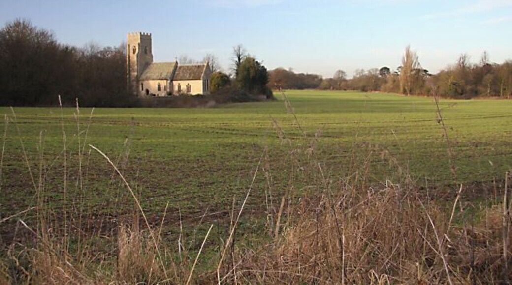 Kennett Church Viewed across the fields from the Herringswell Road. See www.kennettvillage.co.uk/st_nicholas_church.htm#Church History for a detailed history of the church.