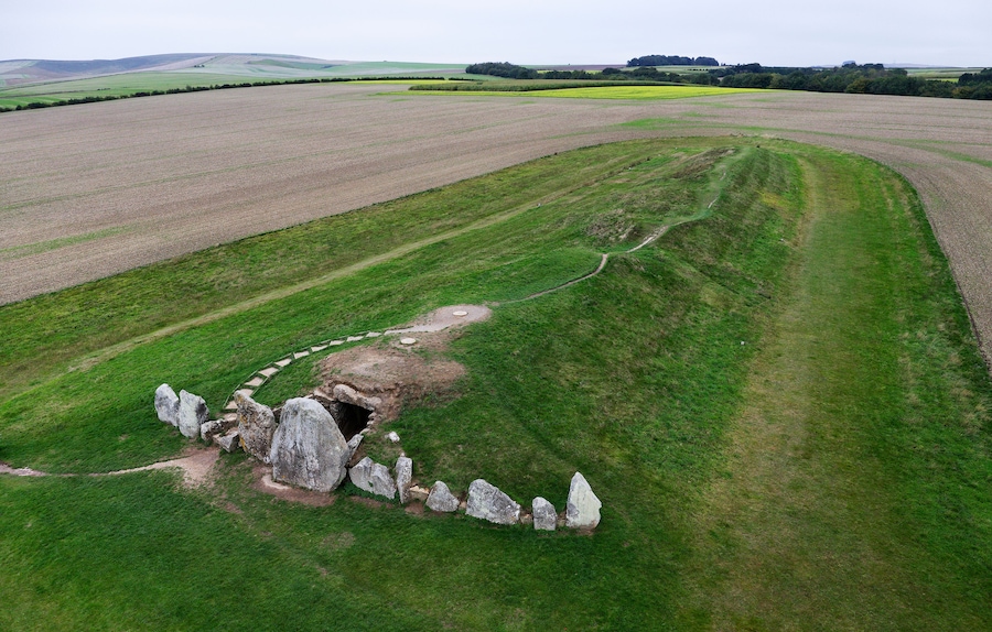 West Kennet long barrow, Avebury, England. Prehistoric Neolithic chambered burial site. Barrow mound 104m long 25m wide. Looking S.W. aka West Kennett