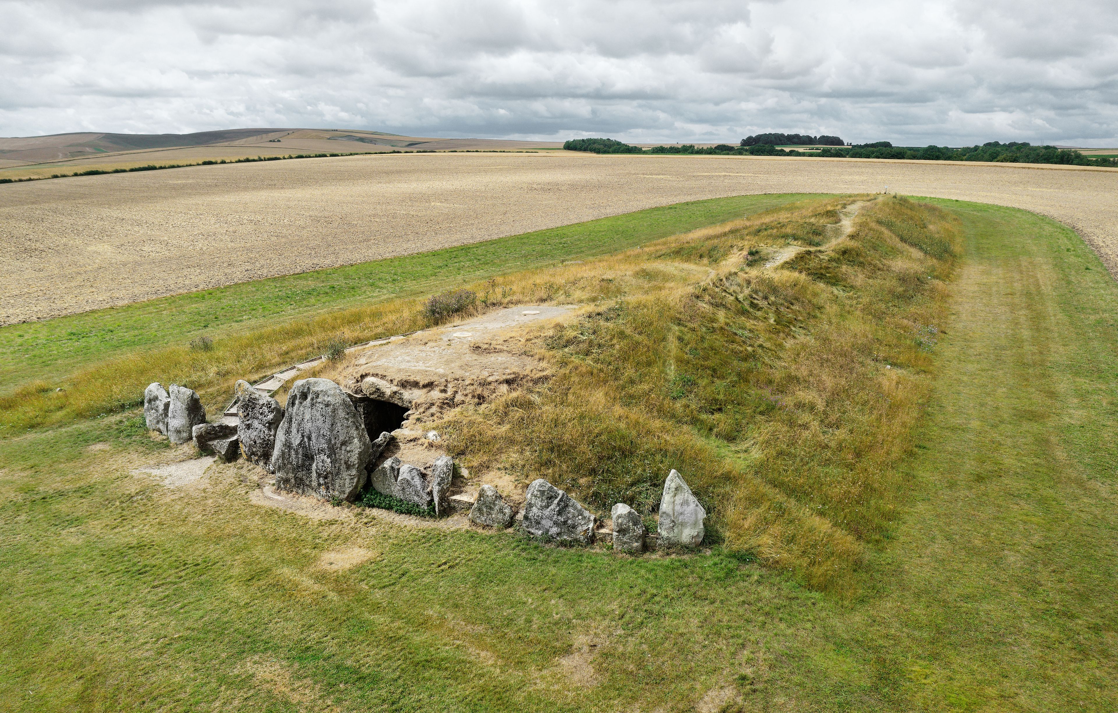 West Kennet long barrow, Avebury, England. Prehistoric Neolithic chambered burial site. Barrow mound 104m long 25m wide. Looking S.W. aka West Kennett