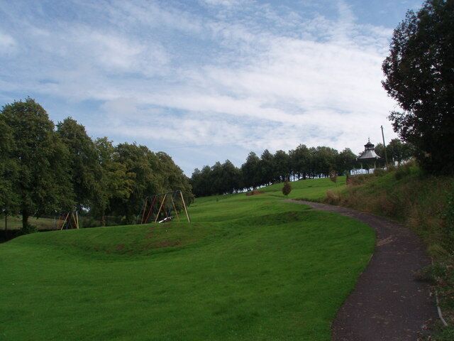 Alexander Hamilton Memorial Park Presented to the village in May 2005 by Alexander Hamilton. Once home to Scotlands longest chute (for over three decades), this has been removed for "safety" reasons.
