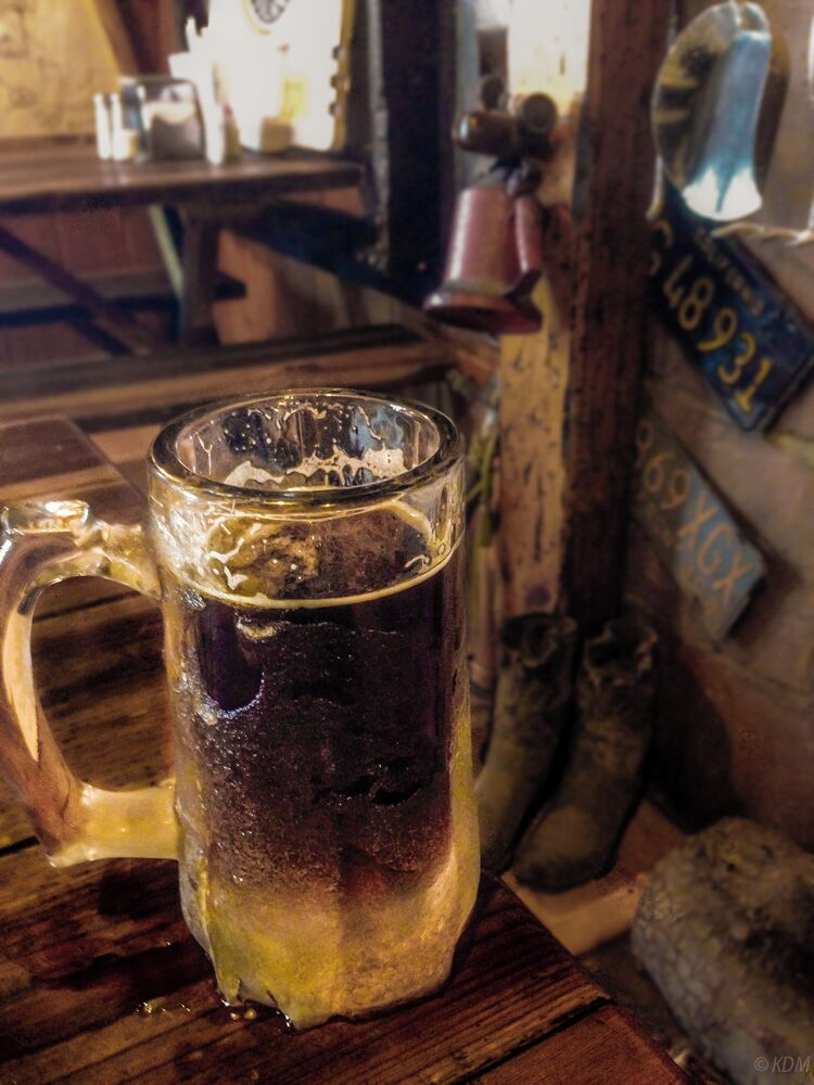 Great hole in the wall for some delicious burgers and cold beer. Not a lot of room but the coldest beer in town no matter what the season. Nothing like drinking an ice cold beer sitting next to the wood burning stove after a day of hitting the slopes. 