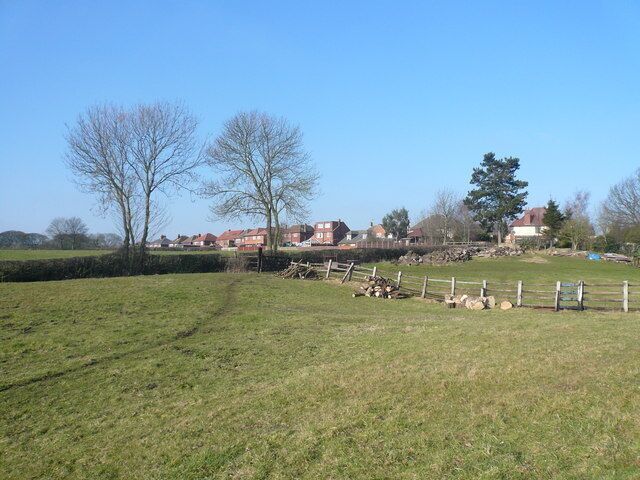 Shirland - Footpath crossing field after leaving Golf Course The view shows Hallfieldgate Lane in the distance.