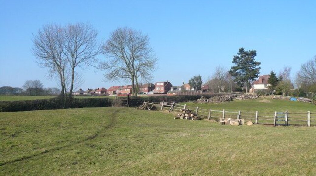 Shirland - Footpath crossing field after leaving Golf Course The view shows Hallfieldgate Lane in the distance.