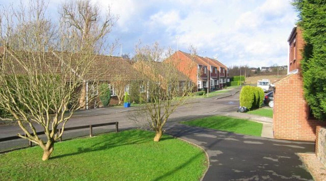 Lilac Way, Shirland Lilac Way leads of Hallfieldgate Lane. A footpath continues from the end of the road, over common land and farmland to New Street Higham.