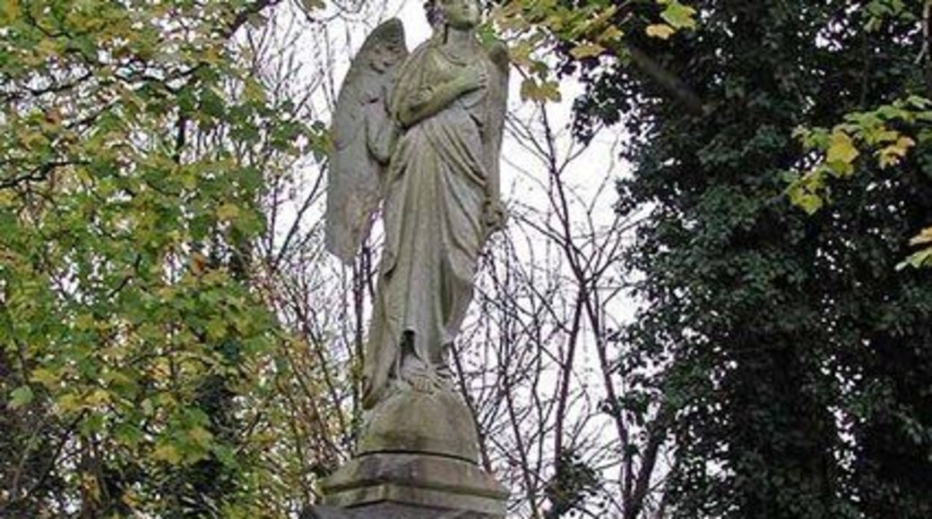 St Mary, Perivale Lane, Greenford - Churchyard