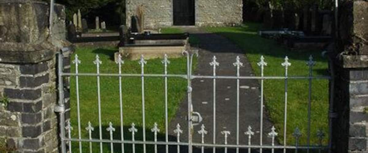 Chapel in Porthyrhyd Gate and entrance arch to the graveyard and chapel in Porthyrhyd.