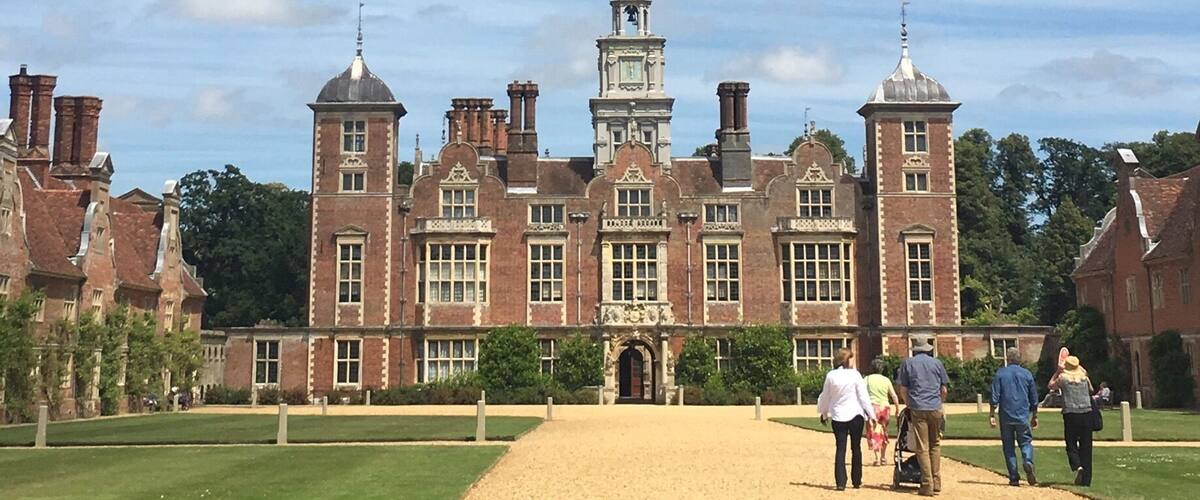 Lovely garden and great walk along the lake. You can even do fishing here!