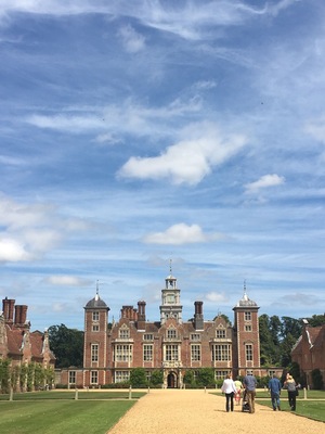 Lovely garden and great walk along the lake. You can even do fishing here!