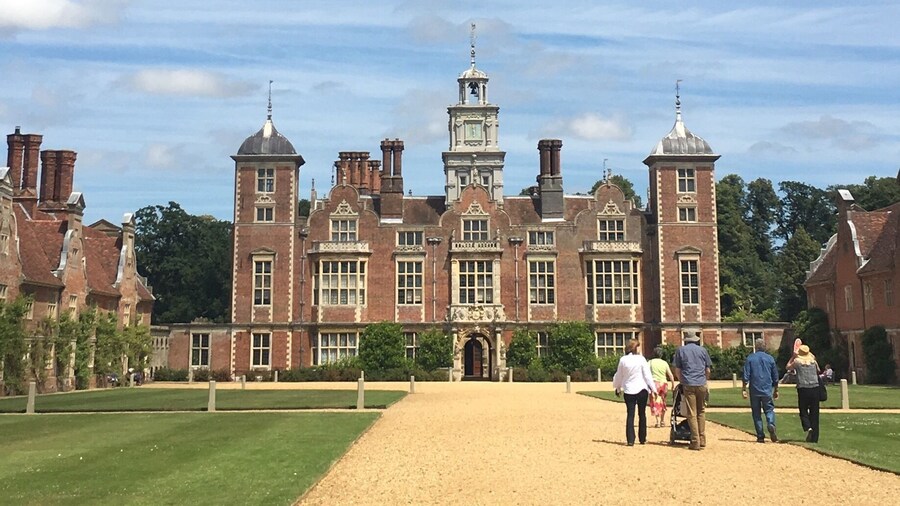 Lovely garden and great walk along the lake. You can even do fishing here!