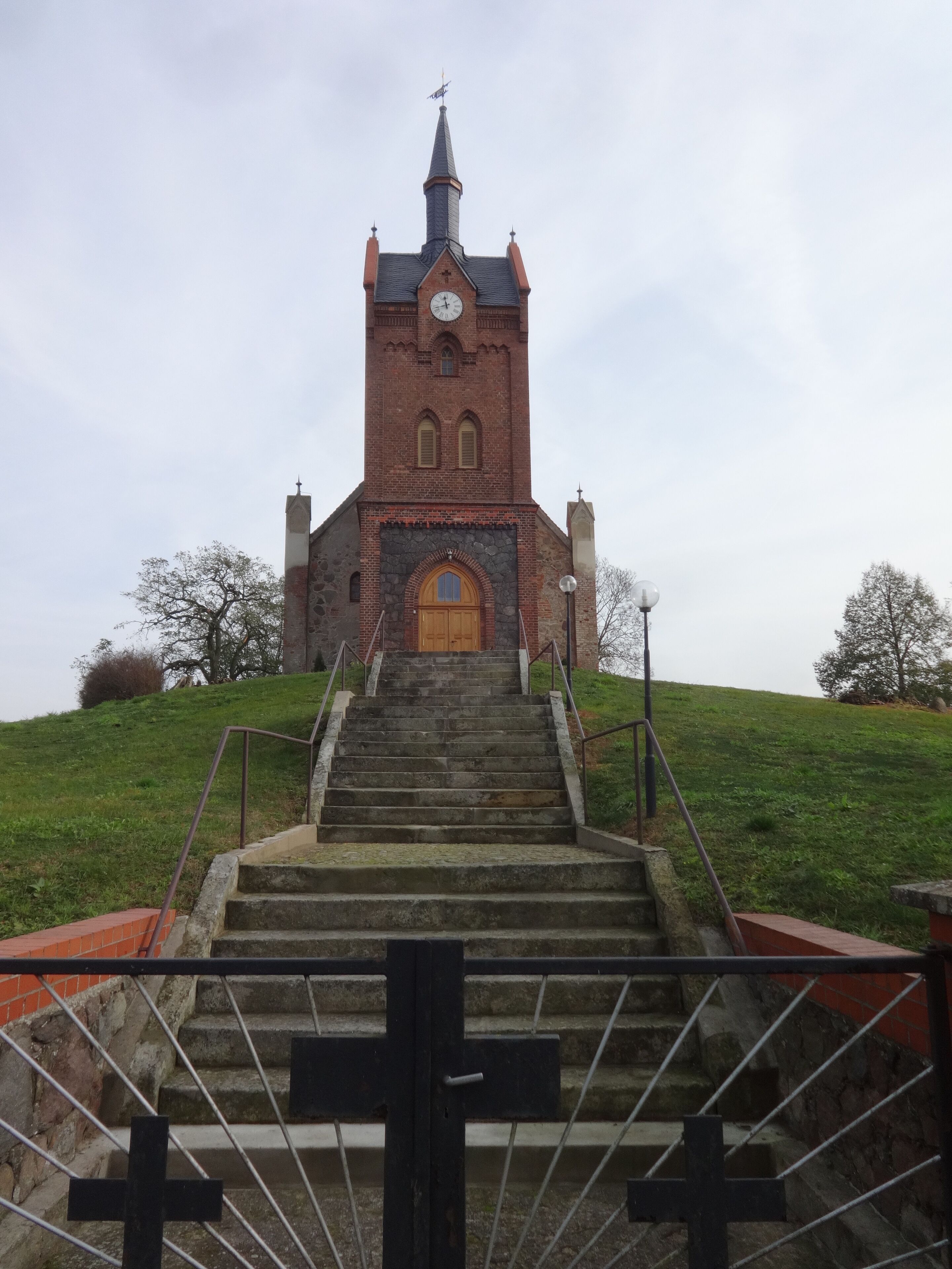 Die Dorfkirche in Wulkow, Gemeinde Neuhardenberg im Landkreis Oder-Spree, ist eine Feldsteinkirche, die 1874 in neugotischen Formen erneuert wurde. Gleichzeitig errichtete die Kirchengemeinde den Westturm.