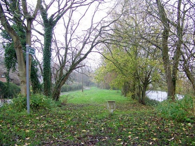 Footpath to Elcot The footpath takes walkers along side the River Kennet to Elcot and Marlborough.