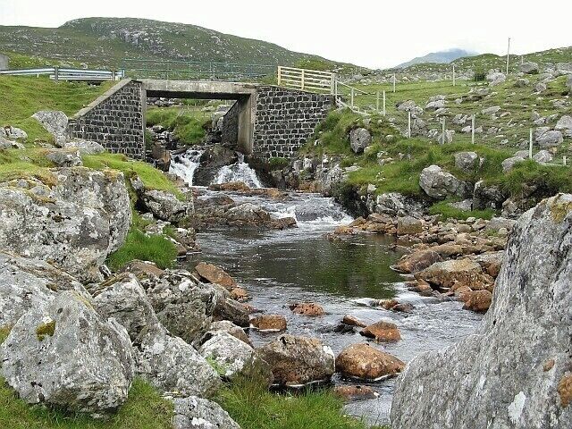 Abhainn Eadarra Just before it runs into the sea, Abhainn Eadarra flows under the Huisinis road at the bridge shown in the photo. The bridge is on the extreme western edge of the gridsquare.