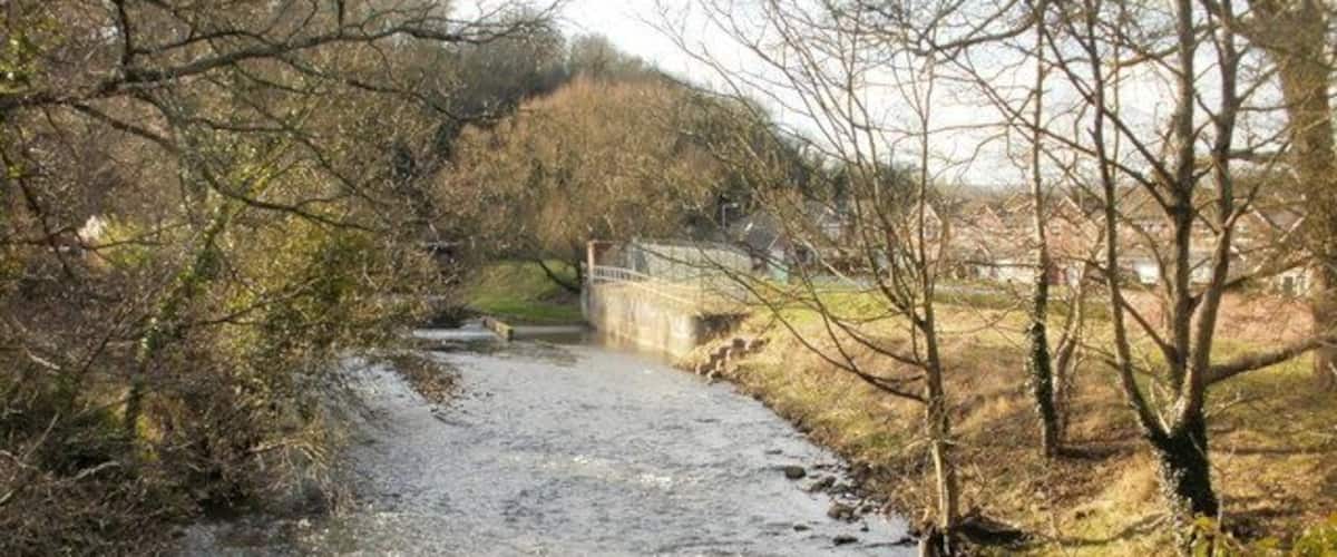 Afon Lwyd upstream from Caerleon Road, Ponthir Looking west along the Afon Lwyd. On the right are houses in Barnfield.