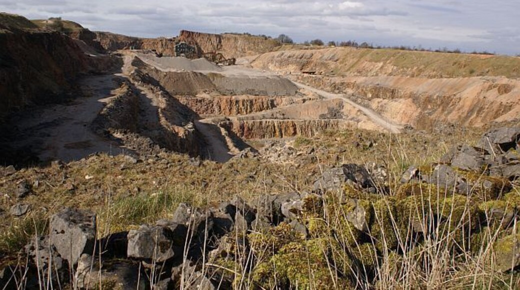 Southeastern edge of Wardlow Quarry This limestone quarry spans several squares. The larger,northern section of the quarry is hidden from view.
