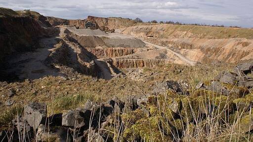 Southeastern edge of Wardlow Quarry This limestone quarry spans several squares. The larger,northern section of the quarry is hidden from view.