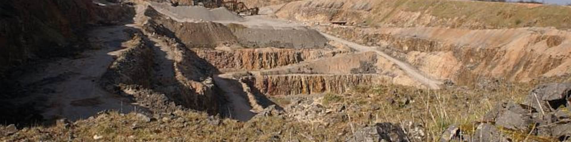 Southeastern edge of Wardlow Quarry This limestone quarry spans several squares. The larger,northern section of the quarry is hidden from view.