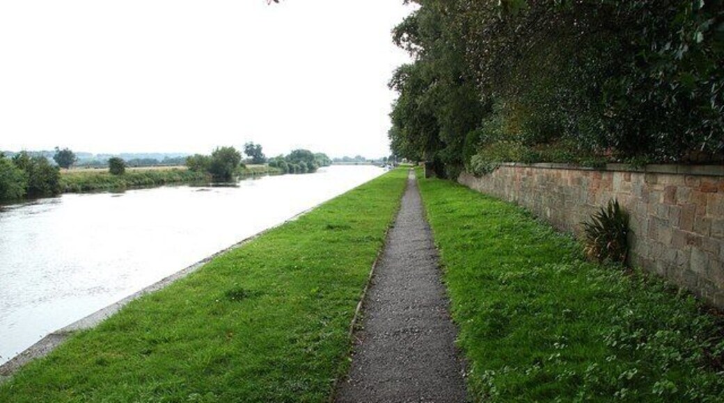 Trent Valley Way Along the Trent bank at Fiskerton