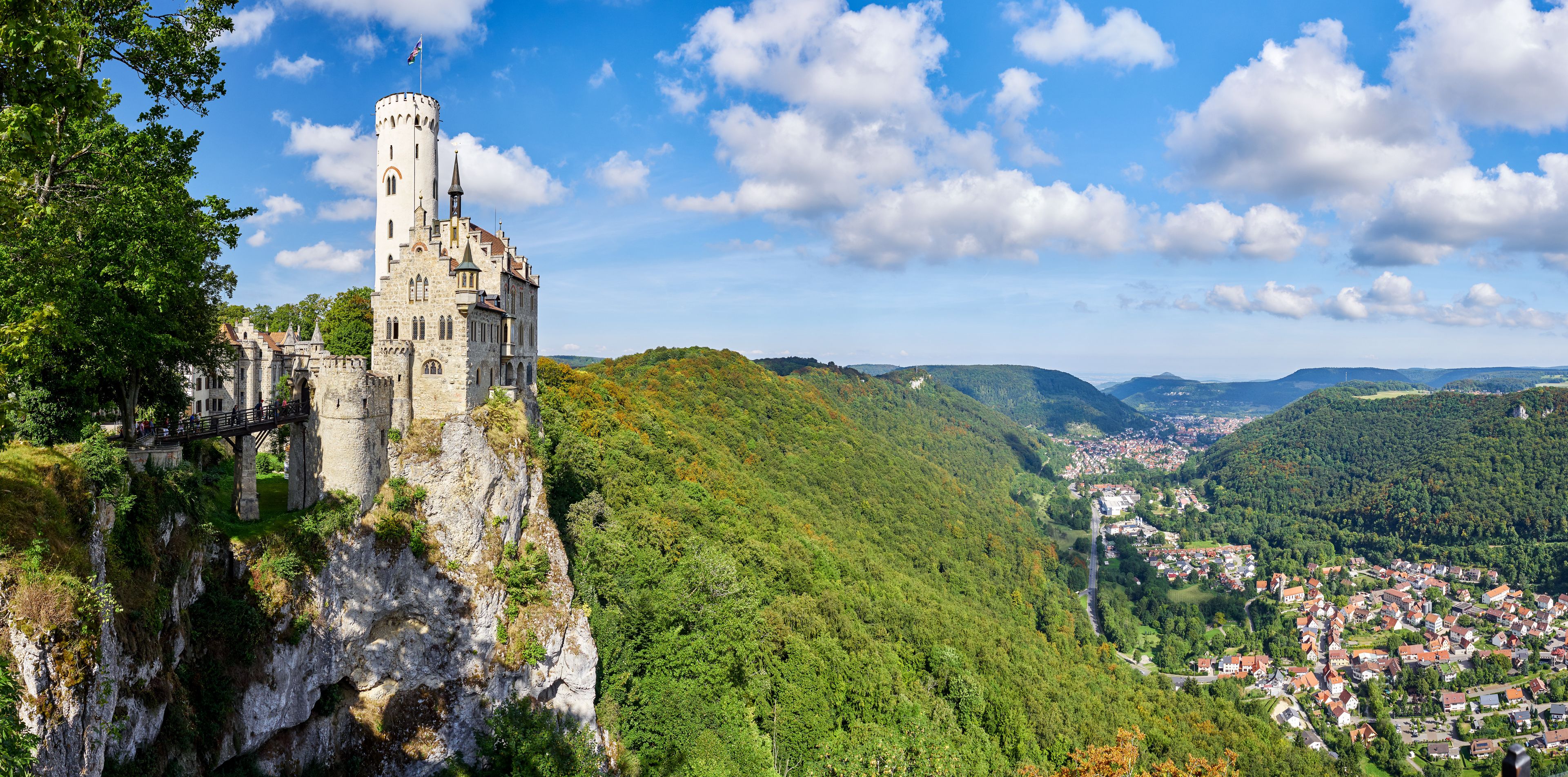 Panorama Schloss Lichtenstein in Baden-Württemberg