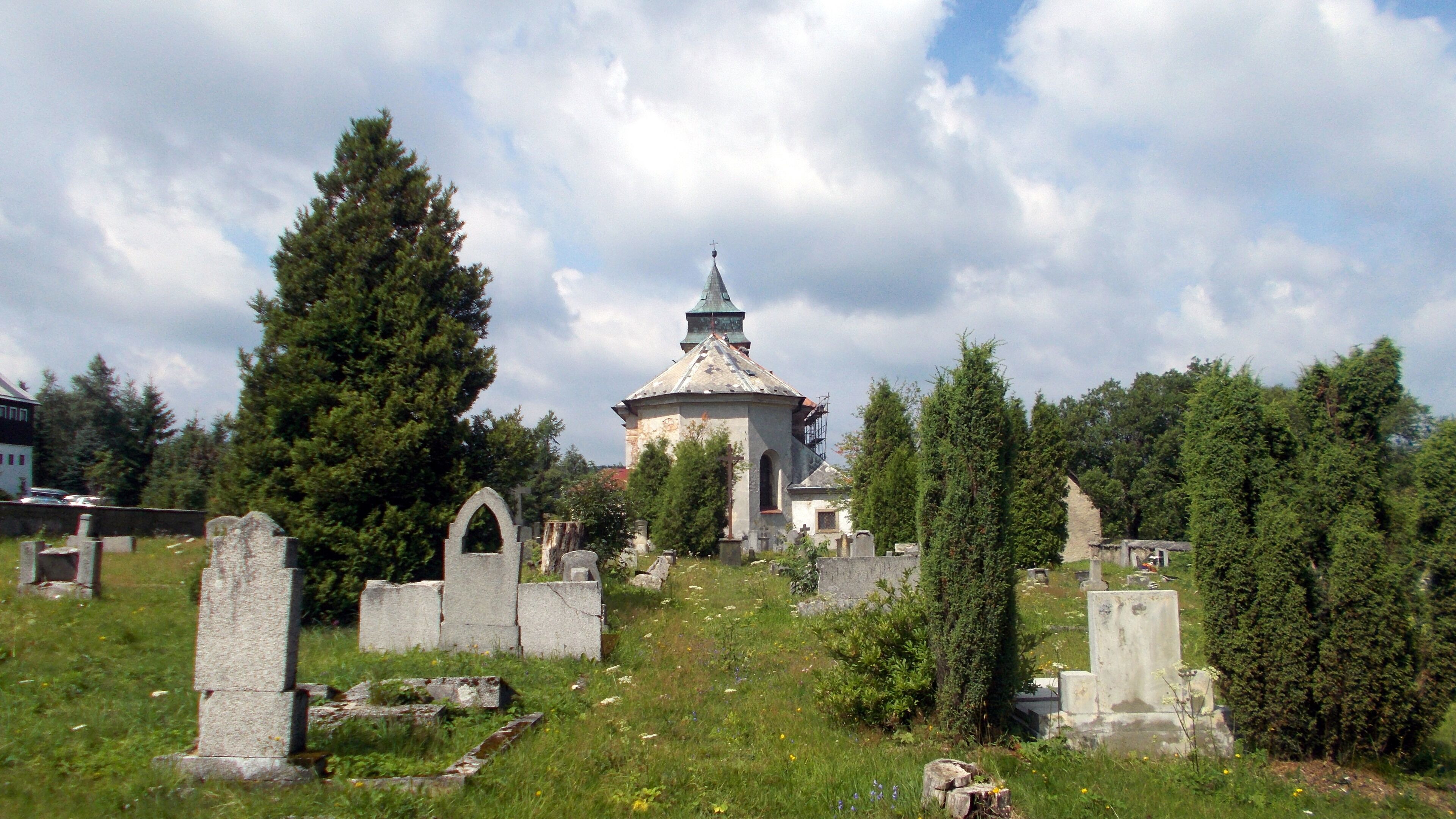 2017-07-27 Cinovec Kirche 1 während der Dachsanierung