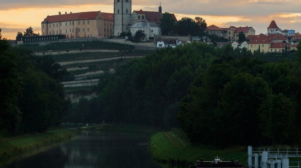 The best view of the castle in Mělník.
#LikeALocal #sunrise #Melnik #river #boat #czechrepublic #europe #castle