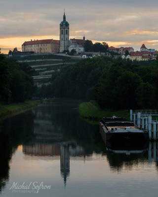 The best view of the castle in Mělník.
#LikeALocal #sunrise #Melnik #river #boat #czechrepublic #europe #castle