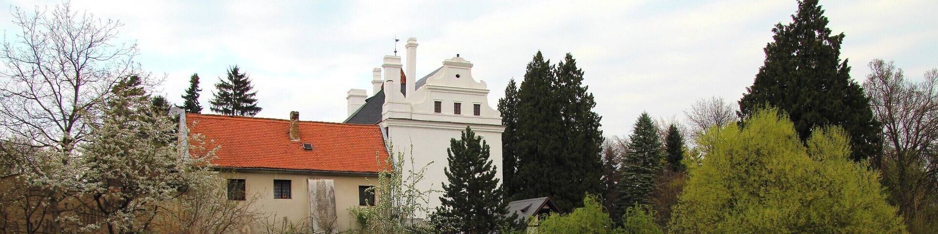 Photo : Rear view from the park beyond.
Radim chateau built in 1610 in its preserved form one of the most striking examples of Renaissance outside place middle nobility. Build he left Charles Za Hustířany's.
In recent years, the Castle has undergone a total renovation. The interior features Renaissance furniture.