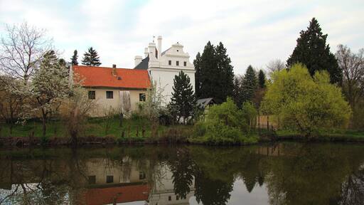 Photo : Rear view from the park beyond.
Radim chateau built in 1610 in its preserved form one of the most striking examples of Renaissance outside place middle nobility. Build he left Charles Za HustĂĆany's.
In recent years, the Castle has undergone a total renovation. The interior features Renaissance furniture.