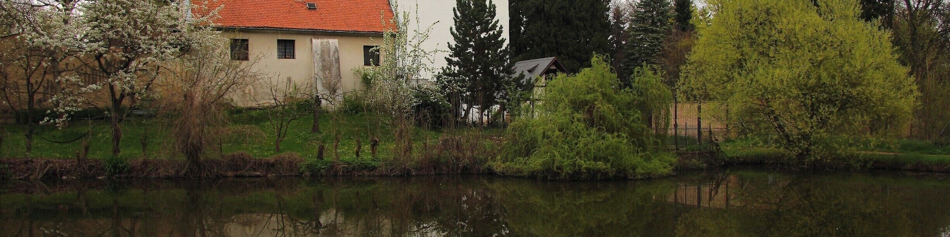 Photo : Rear view from the park beyond.
Radim chateau built in 1610 in its preserved form one of the most striking examples of Renaissance outside place middle nobility. Build he left Charles Za Hustířany's.
In recent years, the Castle has undergone a total renovation. The interior features Renaissance furniture.