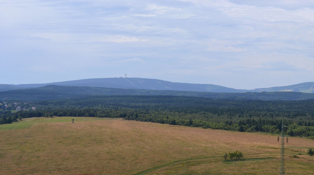 Blick vom Gipfel des Mědník nach Westen auf das Fichtelberg-Keilberg-Massiv.