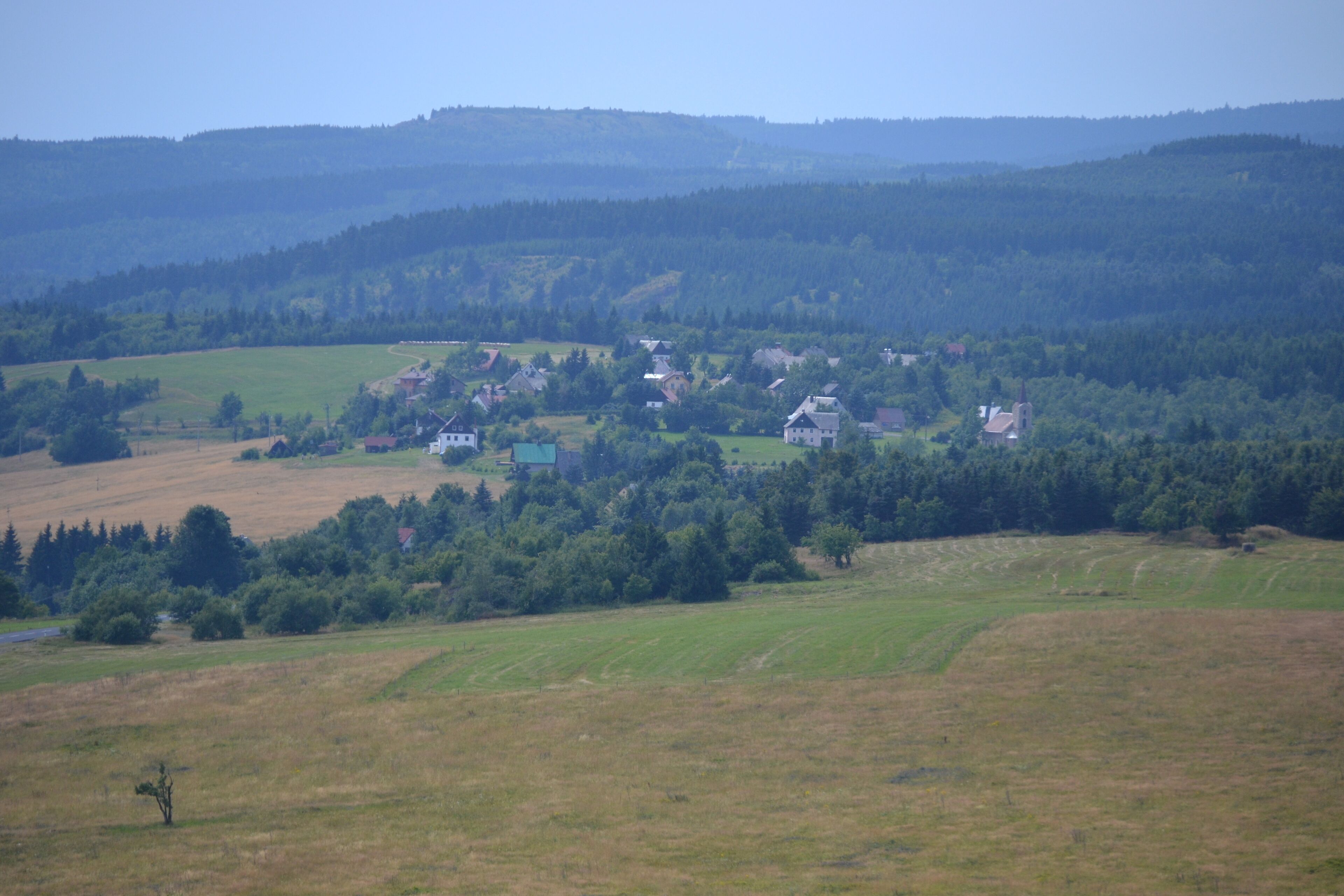 Blick vom Gipfel des Mědník nach Westen auf Horní Halže.