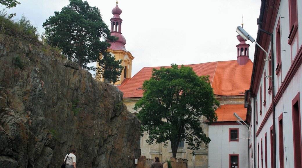 Monastery with the Church of Our Lady of Sorrows...
Cz.
Klášter servitů s kostelem Panny Marie Sedmibolestné
Laza transformed its headquarters Manetin a number of monumental sculptures in pearl Baroque and in the same style and pleasing face Rabštejna. On the south side of the castle area he was also in the years 1766 - 1767 probably by the architect Anselmo Lurago built the church of Our Lady of Sorrows . The new church became after the monastery of the Servites in the year 1767 the parish and the original parish church of St. Matthew, which stood between today's churches and castles, the year 1787 was demolished.
Meaning Rabštejna declining gradually. The distance from the center of the manor and cramped residential area hampered the development of industrial and other buildings. The population is fed unprofitable agriculture and handicrafts, among which excel particularly weaving. The year 1836 , there were 20 states. In addition to the typical crafts There were also two workshops on painting playing cards. The last noble owner of until the year 1945 was Theresa Seilern-Aspang, born Lažanská.