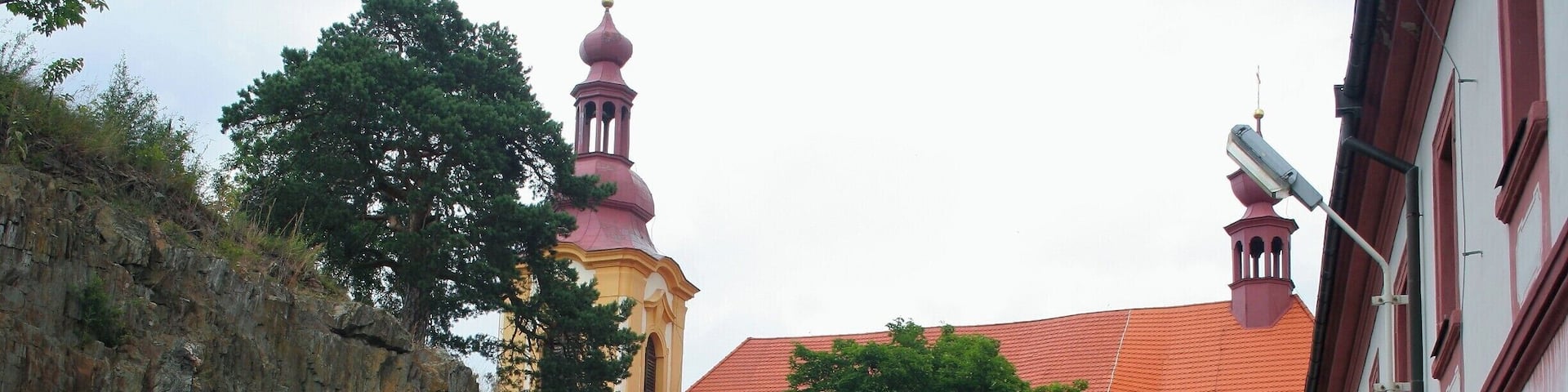 Monastery with the Church of Our Lady of Sorrows...
Cz.
Klášter servitů s kostelem Panny Marie Sedmibolestné
Laza transformed its headquarters Manetin a number of monumental sculptures in pearl Baroque and in the same style and pleasing face Rabštejna. On the south side of the castle area he was also in the years 1766 - 1767 probably by the architect Anselmo Lurago built the church of Our Lady of Sorrows . The new church became after the monastery of the Servites in the year 1767 the parish and the original parish church of St. Matthew, which stood between today's churches and castles, the year 1787 was demolished.
Meaning Rabštejna declining gradually. The distance from the center of the manor and cramped residential area hampered the development of industrial and other buildings. The population is fed unprofitable agriculture and handicrafts, among which excel particularly weaving. The year 1836 , there were 20 states. In addition to the typical crafts There were also two workshops on painting playing cards. The last noble owner of until the year 1945 was Theresa Seilern-Aspang, born Lažanská.