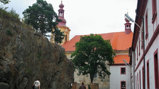 Monastery with the Church of Our Lady of Sorrows...
Cz.
Klášter servitů s kostelem Panny Marie Sedmibolestné
Laza transformed its headquarters Manetin a number of monumental sculptures in pearl Baroque and in the same style and pleasing face Rabštejna. On the south side of the castle area he was also in the years 1766 - 1767 probably by the architect Anselmo Lurago built the church of Our Lady of Sorrows . The new church became after the monastery of the Servites in the year 1767 the parish and the original parish church of St. Matthew, which stood between today's churches and castles, the year 1787 was demolished.
Meaning Rabštejna declining gradually. The distance from the center of the manor and cramped residential area hampered the development of industrial and other buildings. The population is fed unprofitable agriculture and handicrafts, among which excel particularly weaving. The year 1836 , there were 20 states. In addition to the typical crafts There were also two workshops on painting playing cards. The last noble owner of until the year 1945 was Theresa Seilern-Aspang, born Lažanská.