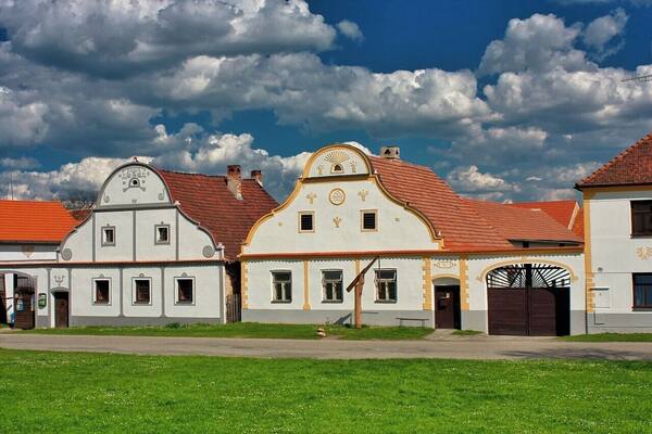 April 2009
HolaĆĄovice
HolaĆĄovice is a small historic village located in the south of the Czech Republic, 15 kilometres west of ÄeskĂ© BudÄjovice. The village was deserted after the Second World War, allowing its medieval plan and vernacular buildings in the South Bohemian Folk or Rural Baroque style to remain intact. It was restored and repopulated from 1990, and it was designated as a UNESCO World Heritage Site in 1998.
HolaĆĄovice is a typical Bohemian village for the HlubockĂĄ BlatskĂĄ area around ÄeskĂ© BudÄjovice. It consists of 23 brick farmyards containing 120 buildings, each with their gable end facing a central broad village green, with a fish pond and chapel.
The buildings date from the 18th to 20th century, with most of them built in the second half of the 19th century. They are constructed in the South Bohemian Folk Baroque style.
#UNESCO