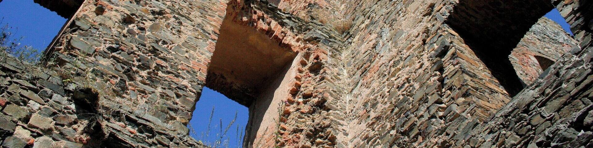 Krakovec also called the Red Castle. Krakovec Castle was probably founded in 1381 , the year of its completion is typically described as the year 1383 , when it was consecrated chapel . Jíra solution Křivoklátský burgraves and favorite of King Wenceslas IV. , Head of the royal workshop on a low rocky promontory built headquarters destitute until then unprecedented and which also, in many ways ahead of its time. Krakovec was dubbed himself Jíra Chalupka. In 1410 it bought Henry Lefly of Lažany, in 1414 stayed here and there and preached John Huss before his departure to Constance . Leflové held Krakovec until 1437 , when it was owned by Hussite marshal Jan Bleh of sealing since 1447 Kolovrat last 100 years, the year 1548 include Lobkovics .Today the castle's own Czech Republic , is open to the public and administered by the National Heritage Institute . https://cs.wikipedia.org/wiki/Krakovec_(hrad) To honor the memory of Jan Hus are regularly held annually Husovy pilgrimages. https://en.wikipedia.org/wiki/Jan_Hus