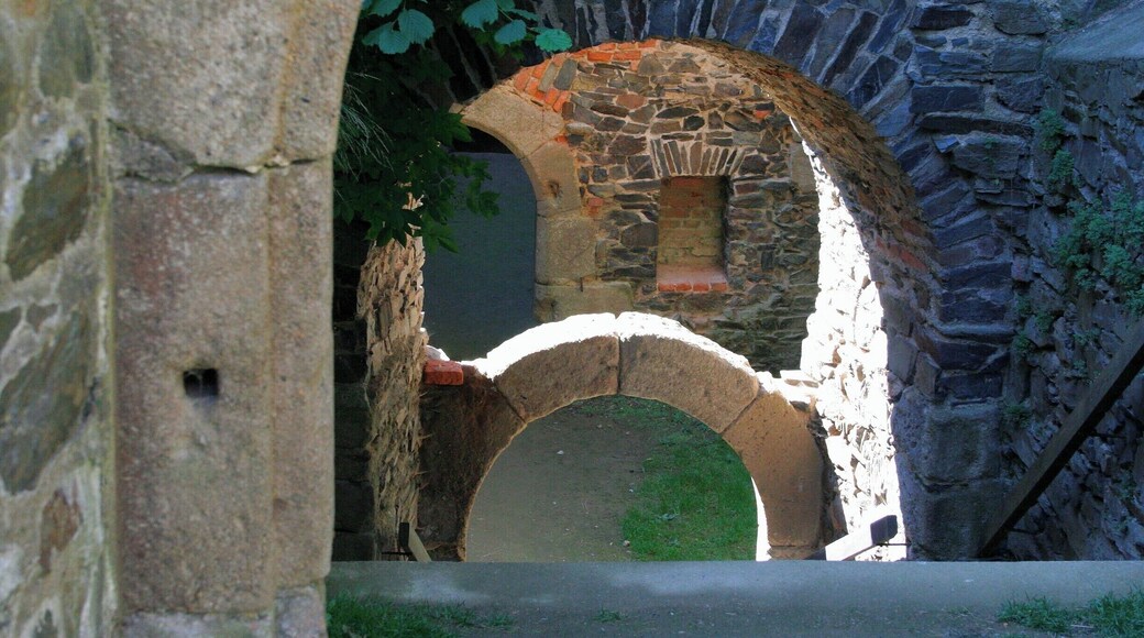 Krakovec also called the Red Castle. Krakovec Castle was probably founded in 1381 , the year of its completion is typically described as the year 1383 , when it was consecrated chapel . JĂra solution KĆivoklĂĄtskĂœ burgraves and favorite of King Wenceslas IV. , Head of the royal workshop on a low rocky promontory built headquarters destitute until then unprecedented and which also, in many ways ahead of its time. Krakovec was dubbed himself JĂra Chalupka. In 1410 it bought Henry Lefly of LaĆŸany, in 1414 stayed here and there and preached John Huss before his departure to Constance . LeflovĂ© held Krakovec until 1437 , when it was owned by Hussite marshal Jan Bleh of sealing since 1447 Kolovrat last 100 years, the year 1548 include Lobkovics .Today the castle's own Czech Republic , is open to the public and administered by the National Heritage Institute . https://cs.wikipedia.org/wiki/Krakovec_(hrad) To honor the memory of Jan Hus are regularly held annually Husovy pilgrimages. https://en.wikipedia.org/wiki/Jan_Hus