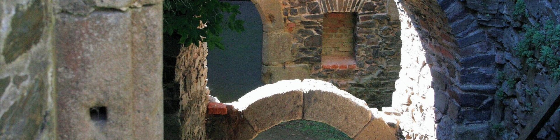 Krakovec also called the Red Castle. Krakovec Castle was probably founded in 1381 , the year of its completion is typically described as the year 1383 , when it was consecrated chapel . Jíra solution Křivoklátský burgraves and favorite of King Wenceslas IV. , Head of the royal workshop on a low rocky promontory built headquarters destitute until then unprecedented and which also, in many ways ahead of its time. Krakovec was dubbed himself Jíra Chalupka. In 1410 it bought Henry Lefly of Lažany, in 1414 stayed here and there and preached John Huss before his departure to Constance . Leflové held Krakovec until 1437 , when it was owned by Hussite marshal Jan Bleh of sealing since 1447 Kolovrat last 100 years, the year 1548 include Lobkovics .Today the castle's own Czech Republic , is open to the public and administered by the National Heritage Institute . https://cs.wikipedia.org/wiki/Krakovec_(hrad) To honor the memory of Jan Hus are regularly held annually Husovy pilgrimages. https://en.wikipedia.org/wiki/Jan_Hus