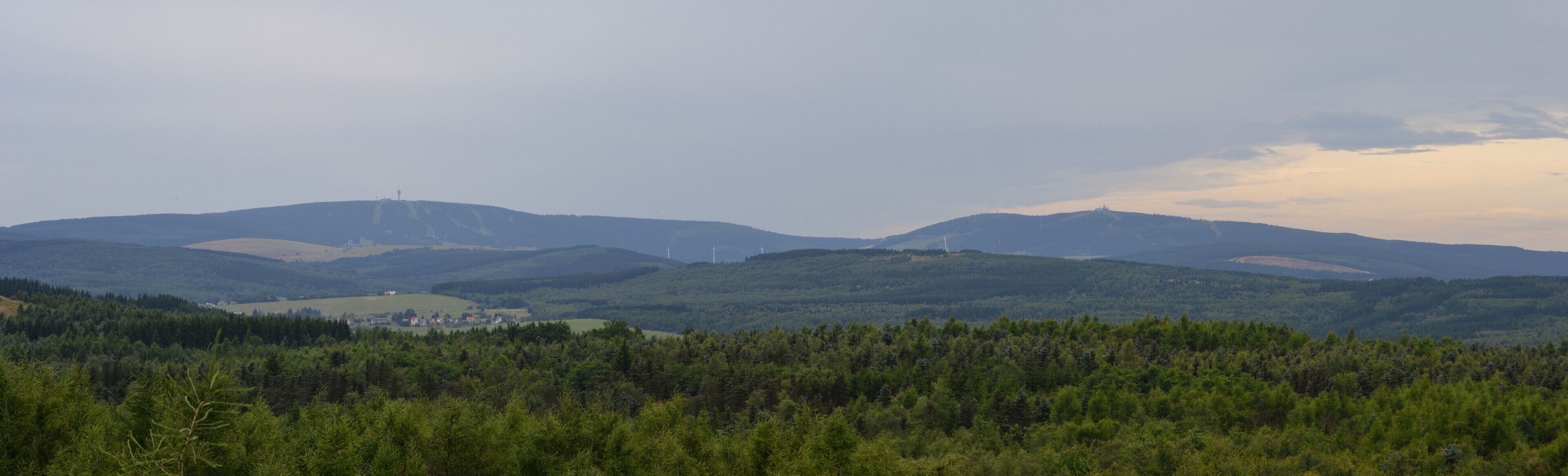 Blick auf Klínovec und Fichtelberg vom Gipfel des Velký Špičák im Erzgebirge