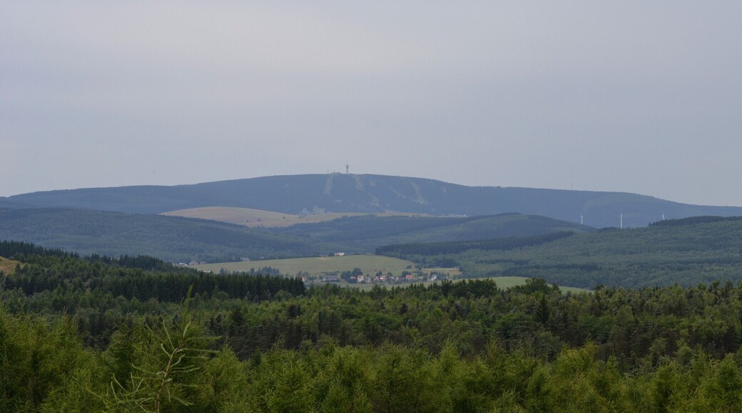 Blick auf Klínovec und Fichtelberg vom Gipfel des Velký Špičák im Erzgebirge