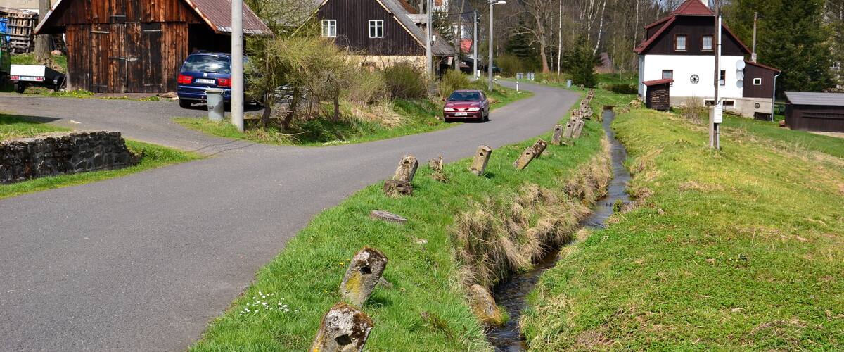 Cesta mezi návsí a kostelem