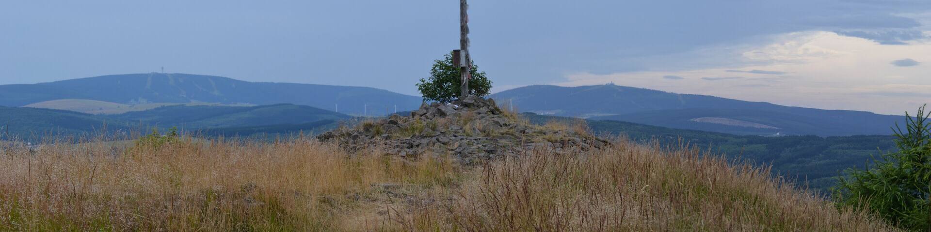 Blick auf Klínovec und Fichtelberg vom Gipfel des Velký Špičák im Erzgebirge.