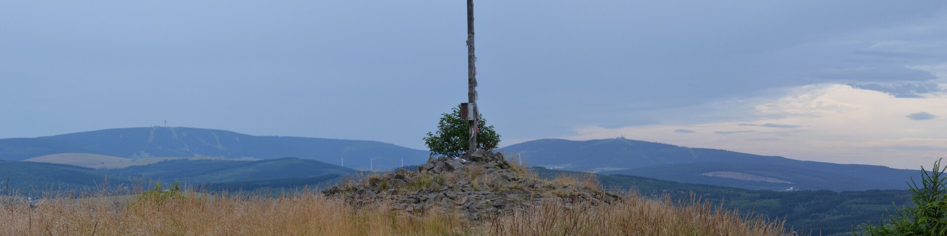 Blick auf Klínovec und Fichtelberg vom Gipfel des Velký Špičák im Erzgebirge.