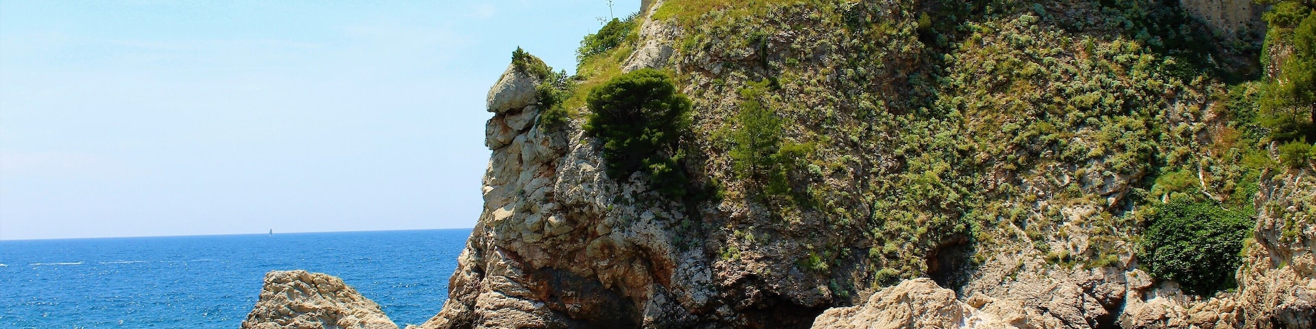 Fort Lovrijenac, often called 'Dubrovnik's Gibraltar', is one of the premier sites in Dubrovnik. Not only is it a very cool fortress but it's surrounded by beautiful rocks and sea. And as a Game of Thrones fan it was very interesting to visit it! It doubles as the Red Keep at King's Landing.