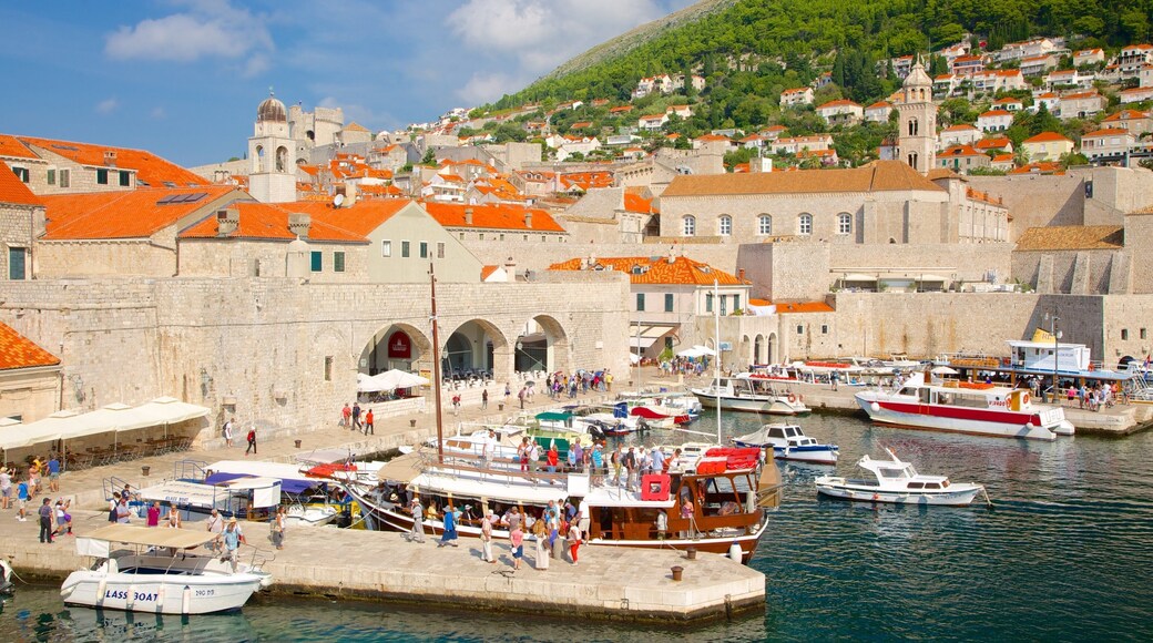 Dubrovnik i Sør-Dalmatia som inkluderer kystby, bukt eller havn og historisk arkitektur