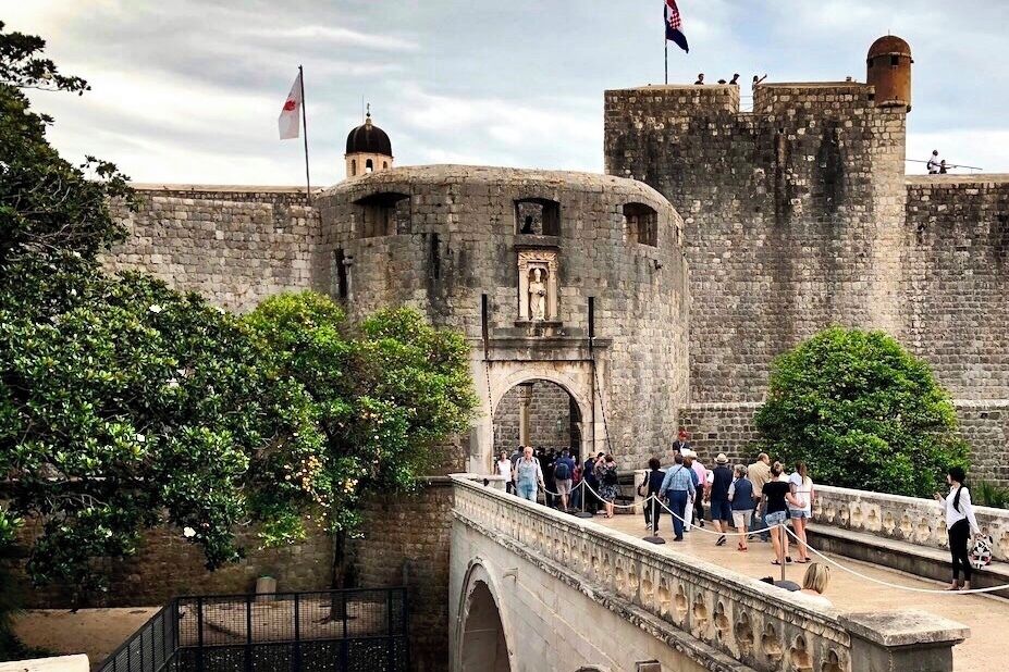 Pile Gate has served as the main entrance and is still the most interesting access point to this fabulous old city. Formerly surrounded by a moat complete with a drawbridge built in 1537, the pedestrian-only Pile Gate - one of two entrances to the Lapad area - also boasts a pleasant garden in the old moat.