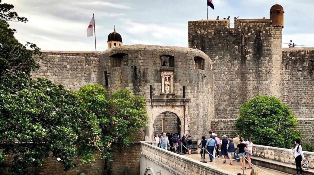 Pile Gate has served as the main entrance and is still the most interesting access point to this fabulous old city. Formerly surrounded by a moat complete with a drawbridge built in 1537, the pedestrian-only Pile Gate - one of two entrances to the Lapad area - also boasts a pleasant garden in the old moat.